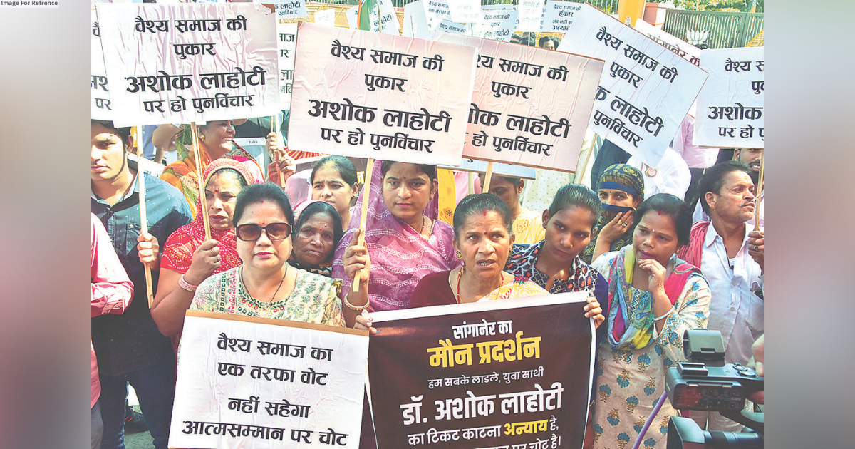 Protests in BJP & Cong: People of Vaishya community raise support for Lahoty